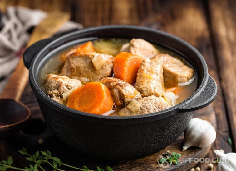 2021-11-19-v2ywn3-meat-stewed-with-carrots-in-sauce-and-spices-in-ca-pzevjfu
