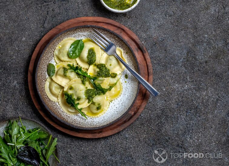 2021-11-23-5ueq0h-green-spinach-ravioli-on-gray-plate-black-backgro-2021-08-28-05-25-57-utc