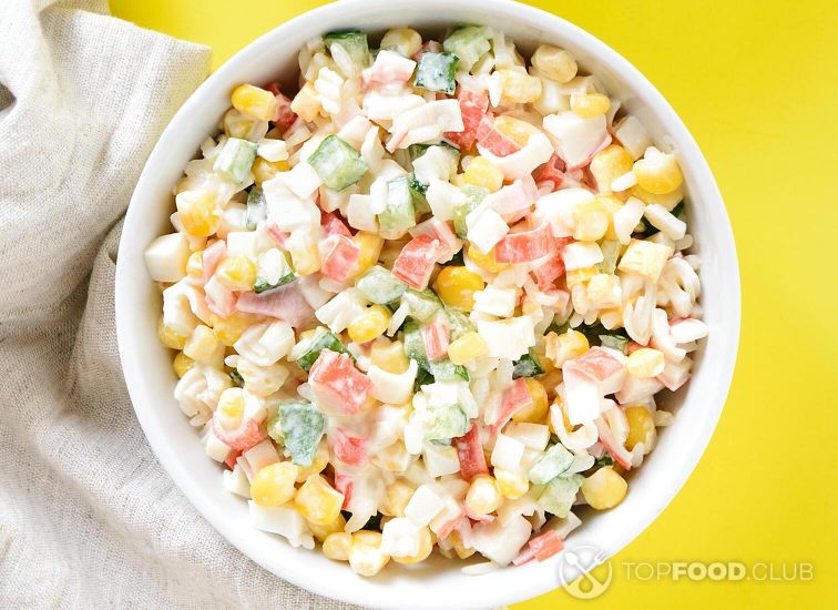 2021-11-25-9zkqxj-salad-with-crab-sticks-corn-eggs-cucumber-and-rice-vvapc37