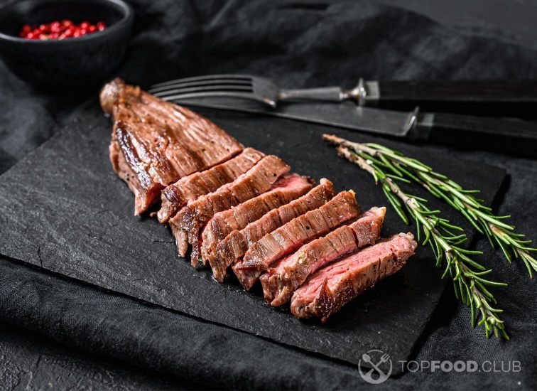 2021-11-25-cmo321-sliced-beef-flank-steak-medium-rare-black-backgro-2021-10-21-02-52-10-utc