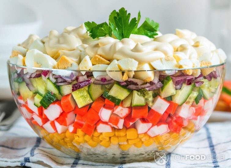 2021-11-25-zcgo2a-layered-crab-salad-with-corn-cucumber-rice-xwrlfms