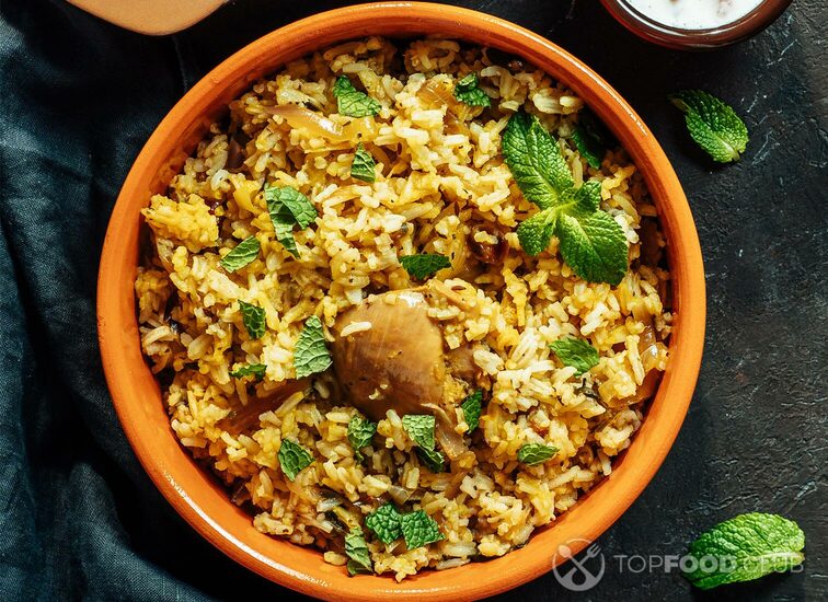 2021-11-26-cez7wr-pakistani-chicken-biryani-rice-topview-copy-space-2021-09-03-10-08-31-utc