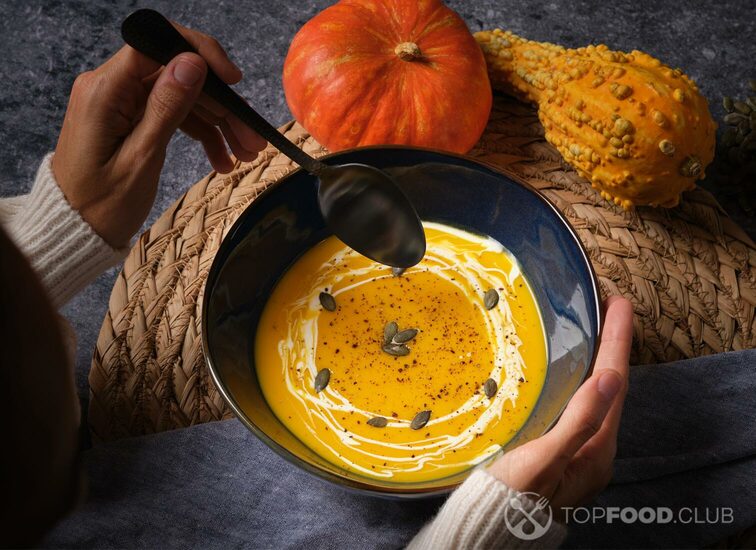 2021-11-26-dm1skn-woman-eating-tasty-pumpkin-cream-soup-2021-11-18-18-59-41-utc