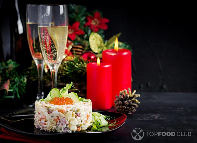 2021-11-26-xg1t27-christmas-table-setting-traditional-russian-salad-qhnydnq