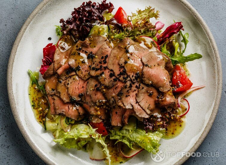 2021-11-26-znb2r6-roast-beef-salad-with-vegetables-on-concrete-backg-egdxaqb