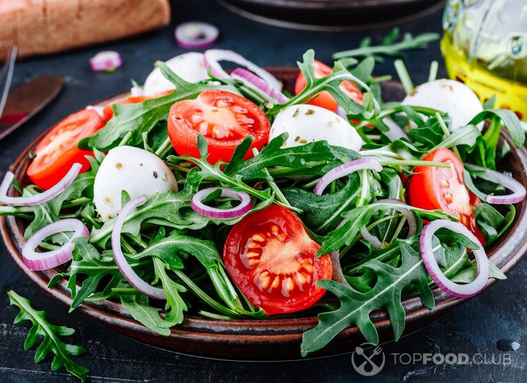 2021-12-08-e3ws1v-arugula-mozzarella-salad-with-tomatoes-and-red-oni-svqd48u