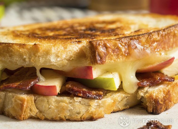 Sandwiches with bacon and apple