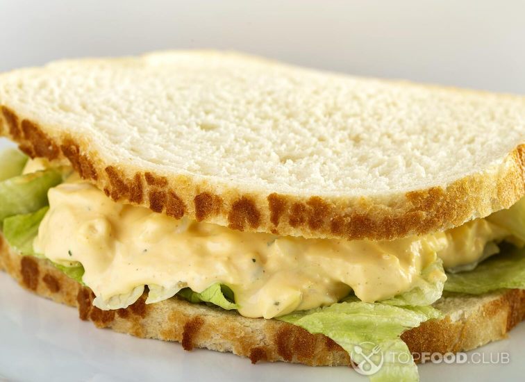 2021-12-09-uqx4h5-curried-egg-sandwich