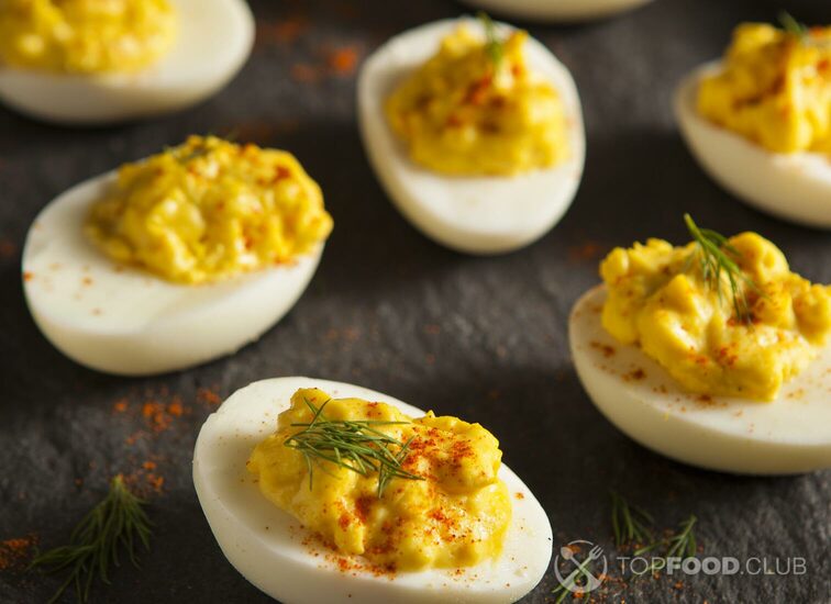 2021-12-18-i7qkwu-homemade-spicy-deviled-eggs