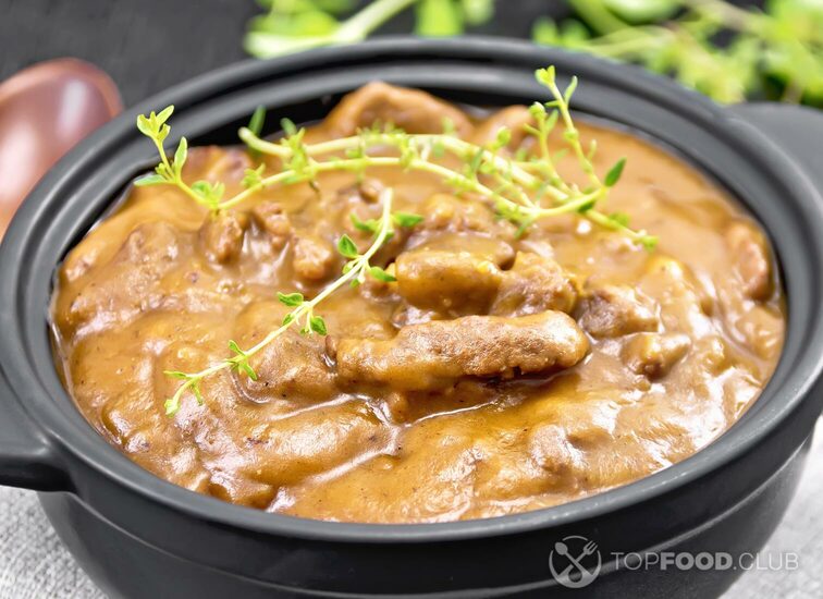 2022-01-11-2zs6mj-goulash-of-beef-in-pan-on-napkin-jb85ppa