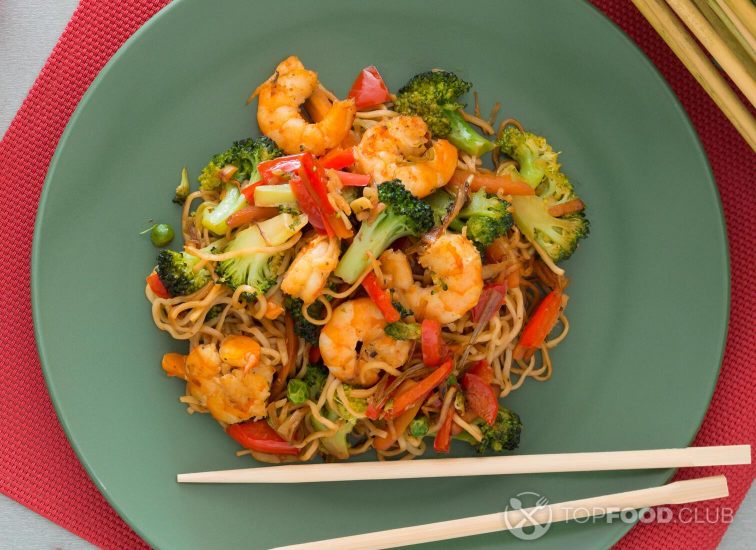 Soba noodles with broccoli and shrimps