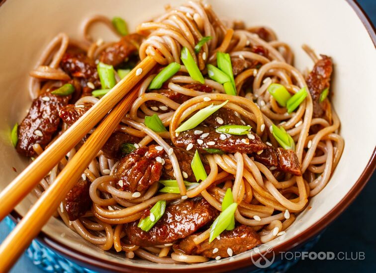 2022-01-11-fxjz0g-fried-noodles-yakisoba-with-beef-in-a-bowl-pyjc63m