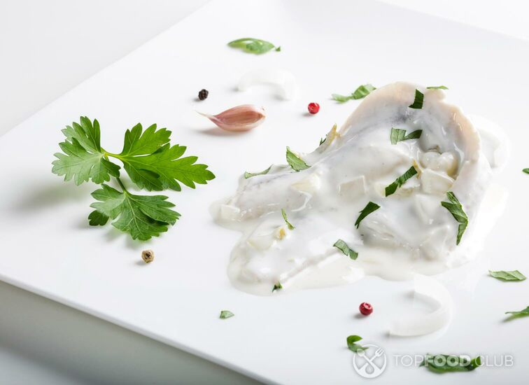 2022-01-14-lms0n3-close-up-of-herring-fillets-in-mayonnaise-sauce-wxwv25w