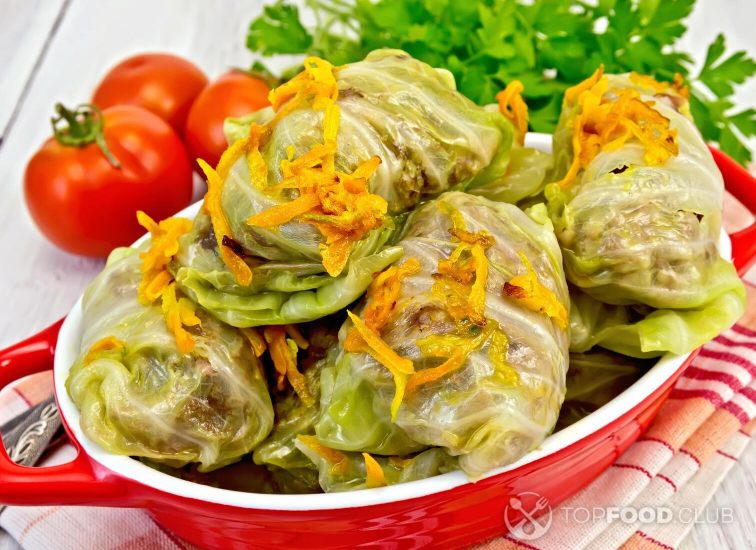 2022-02-09-7idu6y-cabbage-stuffed-and-carrots-in-pan-on-napkin-hgsjp9b