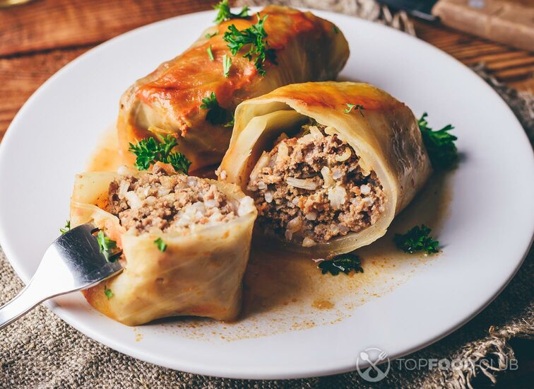 2022-02-09-m40sql-sliced-cabbage-rolls-stuffed-with-minced-beef-and-xvuat4w