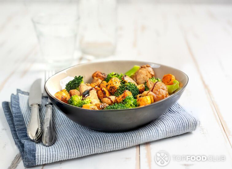 2022-03-02-em5oik-healthy-salad-with-chicken-breast-and-broccoli-2022-01-13-19-53-05-utc-2