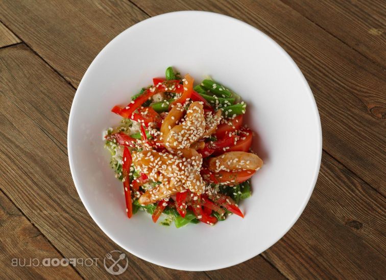 2022-03-15-ih2vmo-salad-with-fried-chicken-bell-pepper-sesame-and-2022-03-14-16-24-03-utc-2