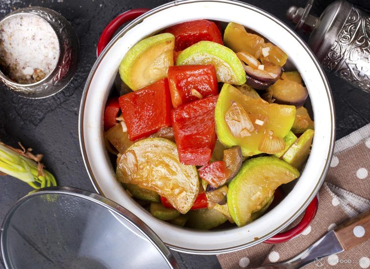 Рецепт тушеных овощей в горшочке в духовке (на примере капусты)