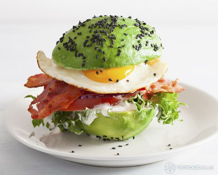 2022-07-04-ol8daj-burger-iz-avokado-s-egg-i-bacon