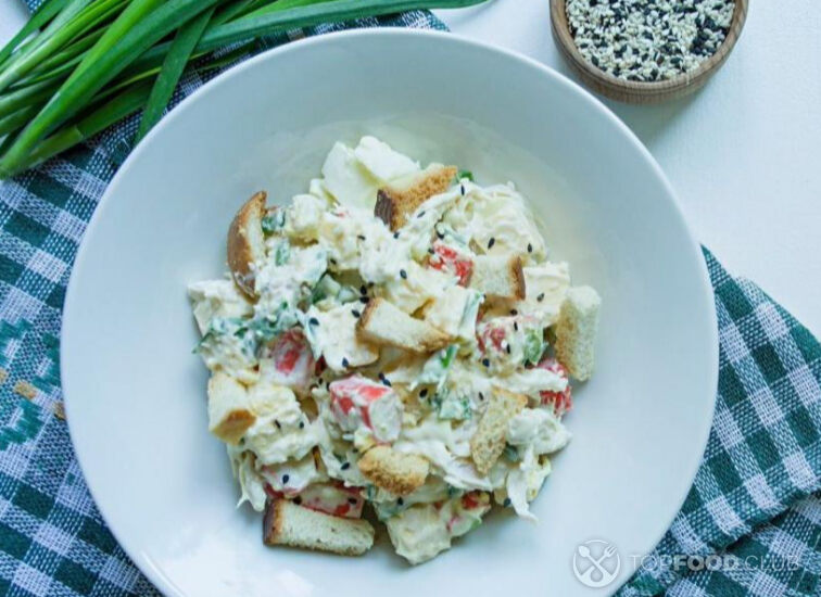 Салат с крабовыми палочками и колбасой, рецепт с фото