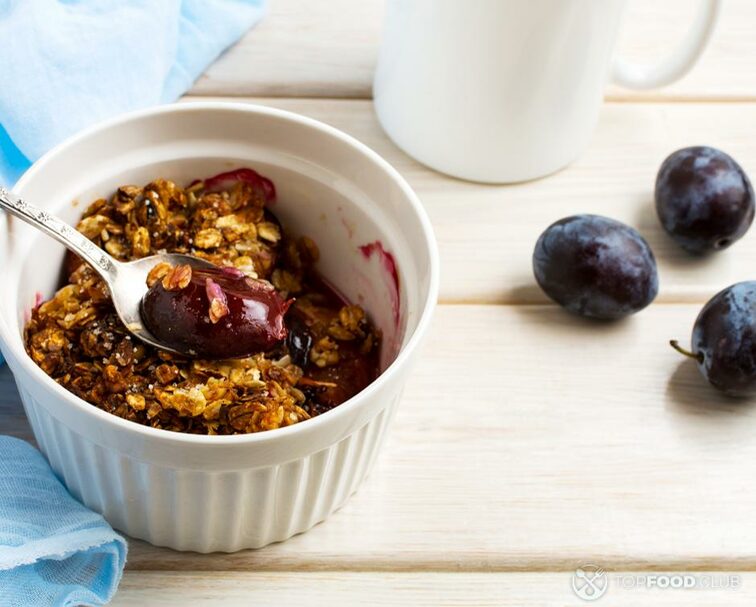 2022-09-22-x4puw9-overnight-oats-with-plums