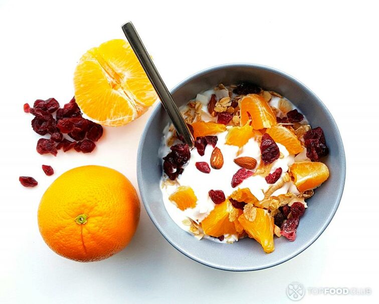2022-09-22-x7d9w4-overnight-oats-with-orange-and-pistachios