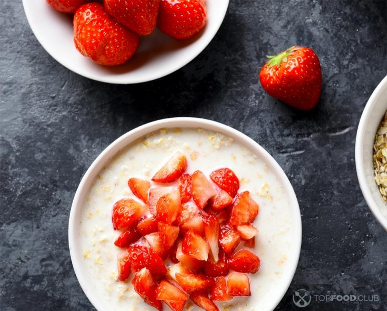 2022-09-28-x6t5bq-oats-porridge-with-strawberry