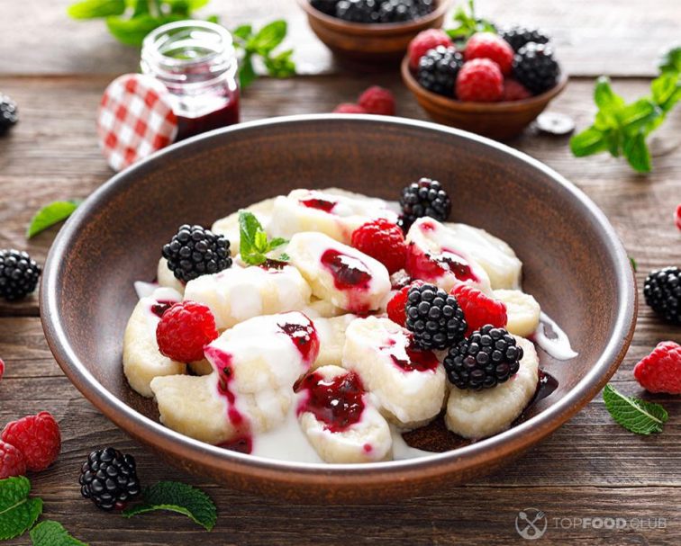2022-09-29-4dh891-lazy-dumplings-vareniki-with-fresh-berries-boile