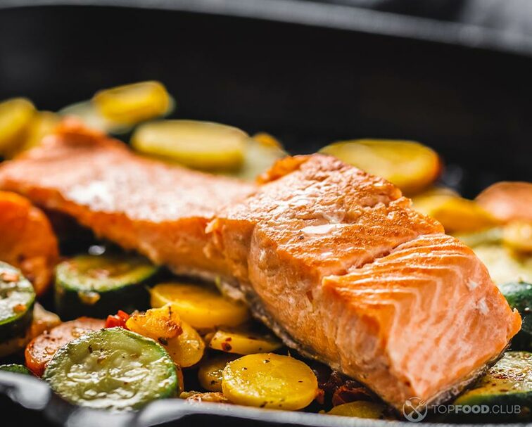 2022-09-29-y7fwex-grilled-salmon-with-vegetables-on-pan