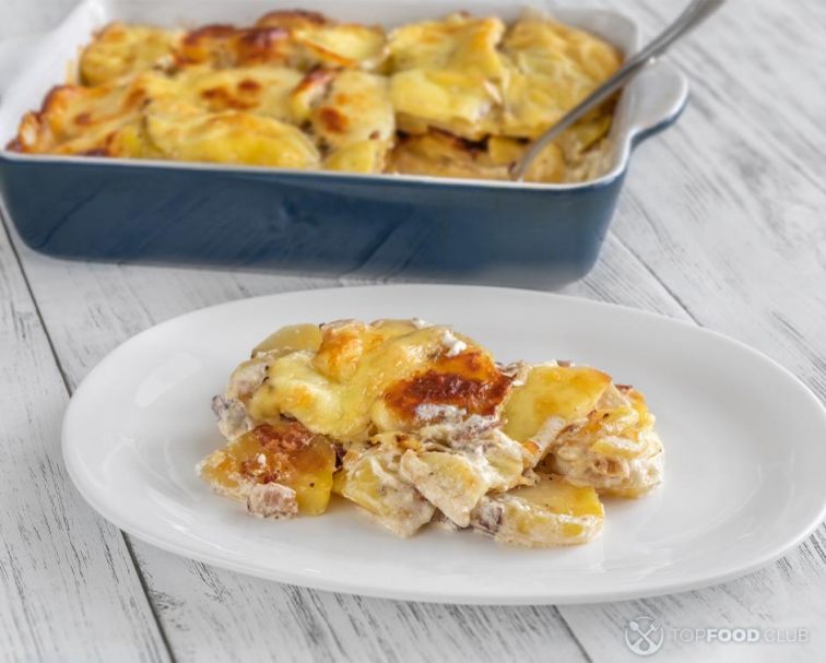 2022-10-04-j3wpqm-casserole-with-crispy-bacon-and-potatoes