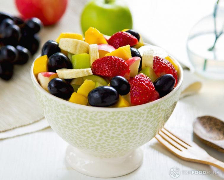 2022-10-07-nj64ki-fruit-salad-with-pineapple-and-berries
