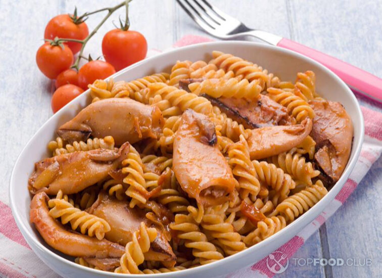 2022-10-07-x8mvru-pasta-with-squid-and-tomatoes