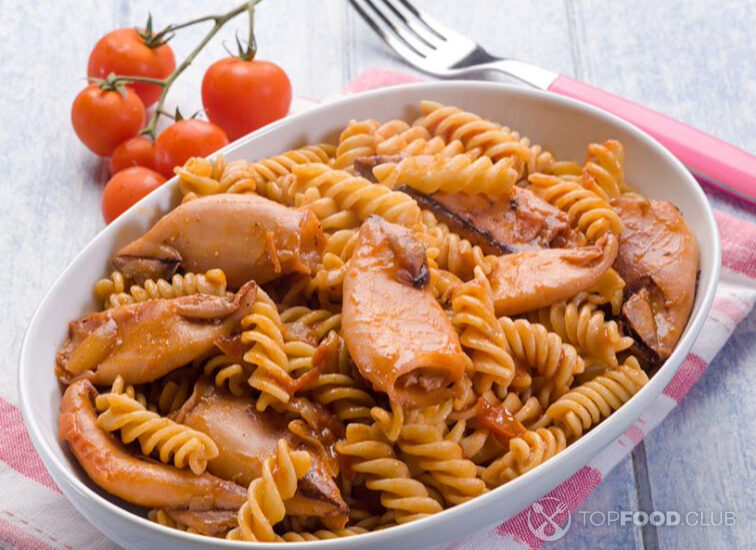 2022-10-07-x8mvru-pasta-with-squid-and-tomatoes