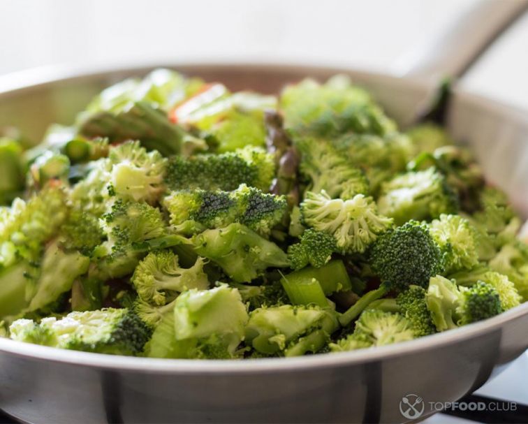 2022-10-31-trhpic-salad-with-broccoli-and-asparagus