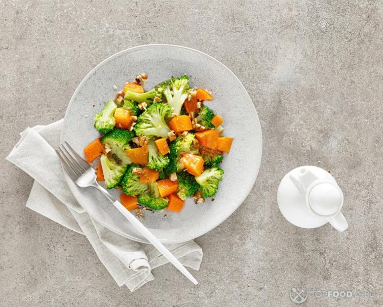 2022-11-04-siaozw-broccoli-salad-with-apricots