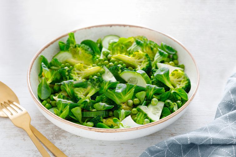 2022-11-04-yg7w59-salad-with-broccoli-and-peas