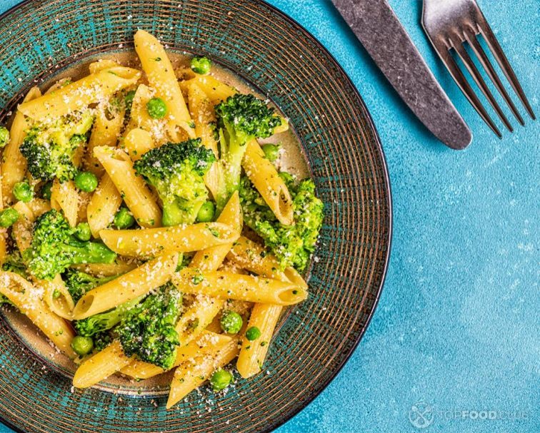 2022-11-09-lzvime-broccoli-salad-with-whole-grain-pasta