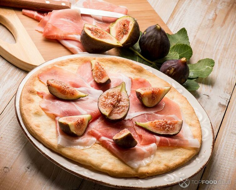 2022-11-18-4gk31x-pizza-with-figs-and-parmesan-ham