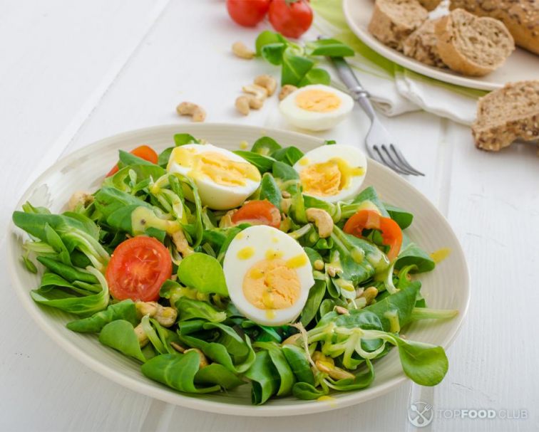 Salad with eggs and baby spinach