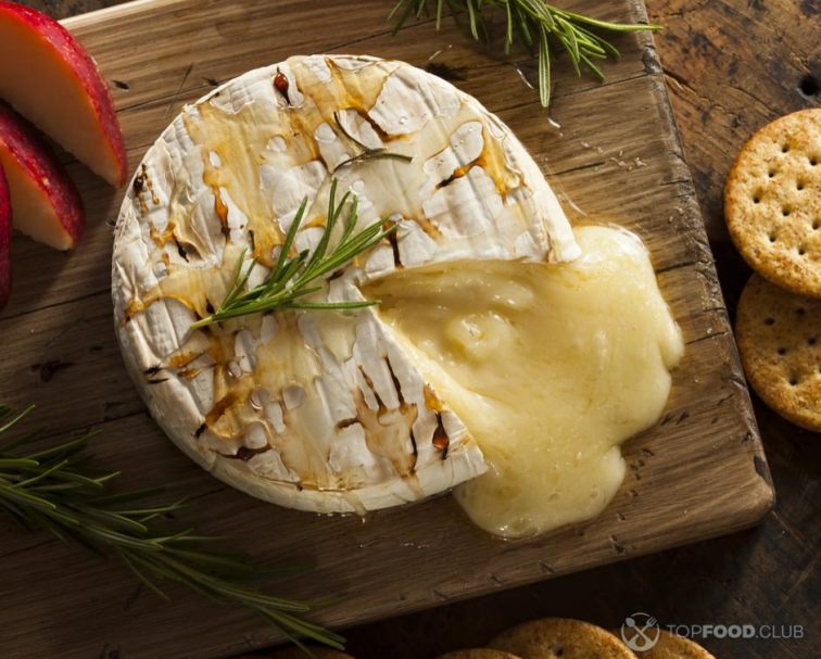 Baked Brie with Crackers