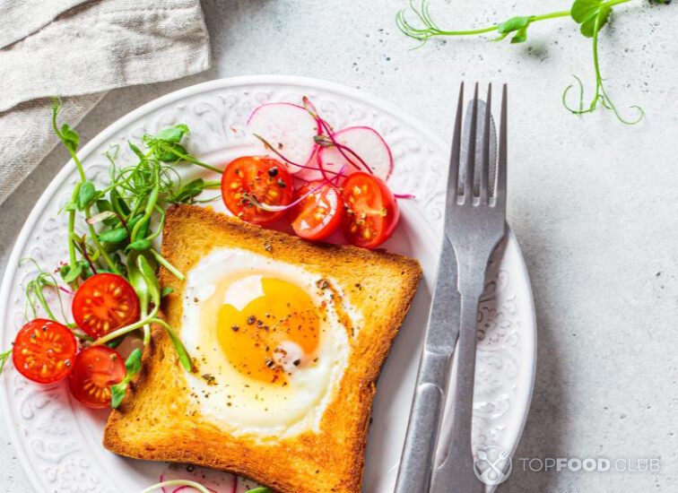 Toast with Egg, Tomato and Ham