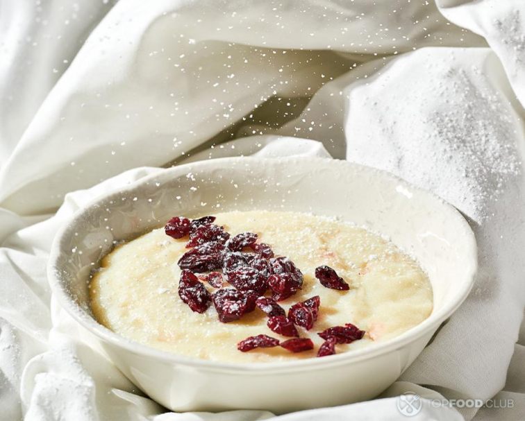 2022-12-16-p0jcg2-semolina-porridge-with-apple-and-dried-berries