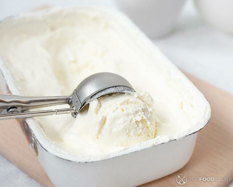 2022-12-26-qk3hlu-homemade-ice-cream-with-vanilla