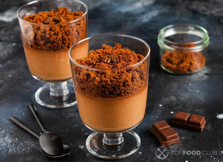 2023-01-26-iwtem6-chocolate-mousse-with-brownie-in-glass-jars-on-a-d-2022-11-26-02-05-55-utc