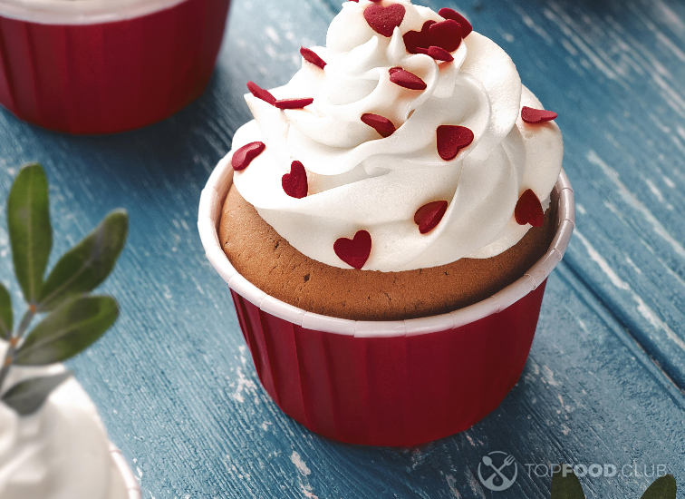 2023-01-30-432guw-biscuit-cakes-a-heart-shaped-cakes-with-cream-an-2022-10-11-20-28-29-utc