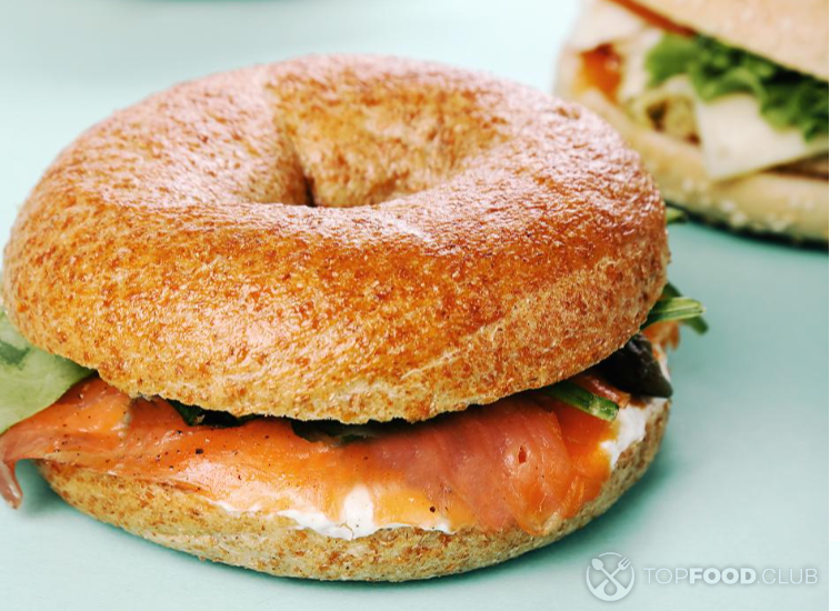 2023-01-30-8k91x6-bagels-with-smoked-salmon-and-wild-ramson-pesto