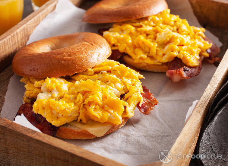 2023-01-30-zjsawq-breakfast-egg-and-bacon-sandwich-on-bagel-with-che-2021-08-31-13-28-38-utc