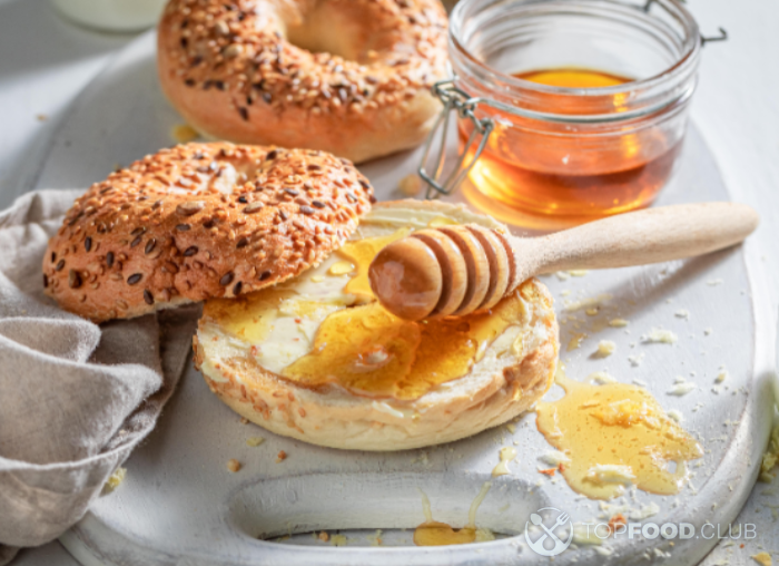 2023-01-31-rb9jhs-bagel-with-honey-and-butter