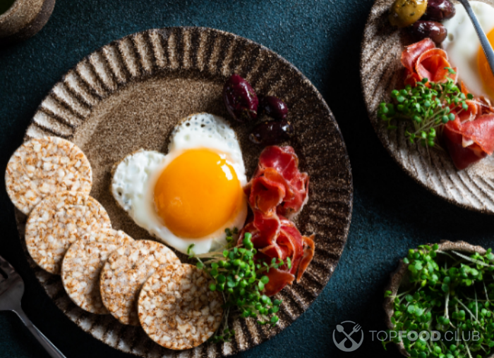 2023-01-31-vz0ydm-romantic-breakfast-fried-eggs-in-the-shape-of-a-2022-02-11-00-49-33-utc