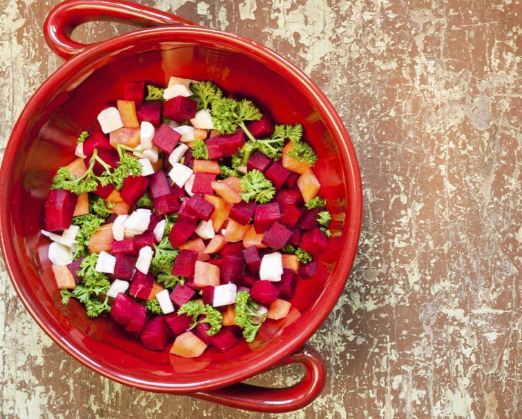 Слоеный салат с сырой морковью, свеклой, сыром и орехами рецепт – Европейская кухня: Салаты. «Еда»